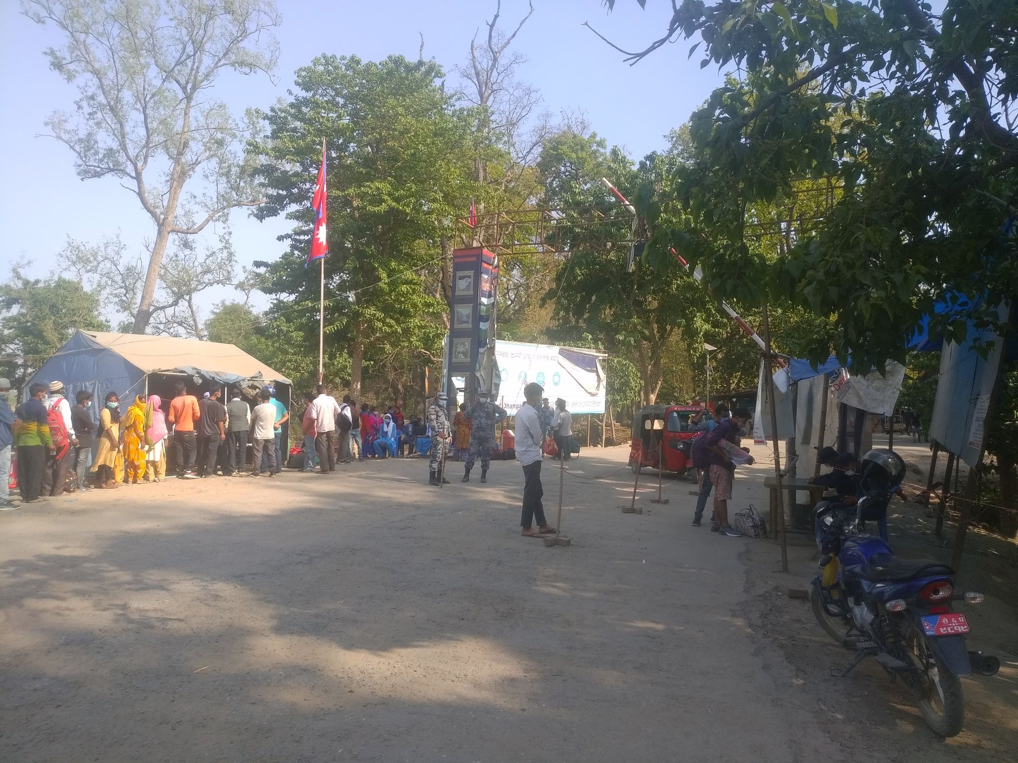 कोरोनाको त्रासकै बीच रोजगारीको खोजीमा परिवारसहित भारततिर